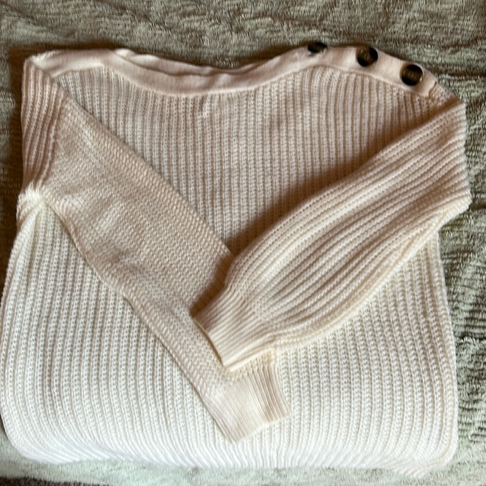 NWOT sweater with three buttons on shoulder XL